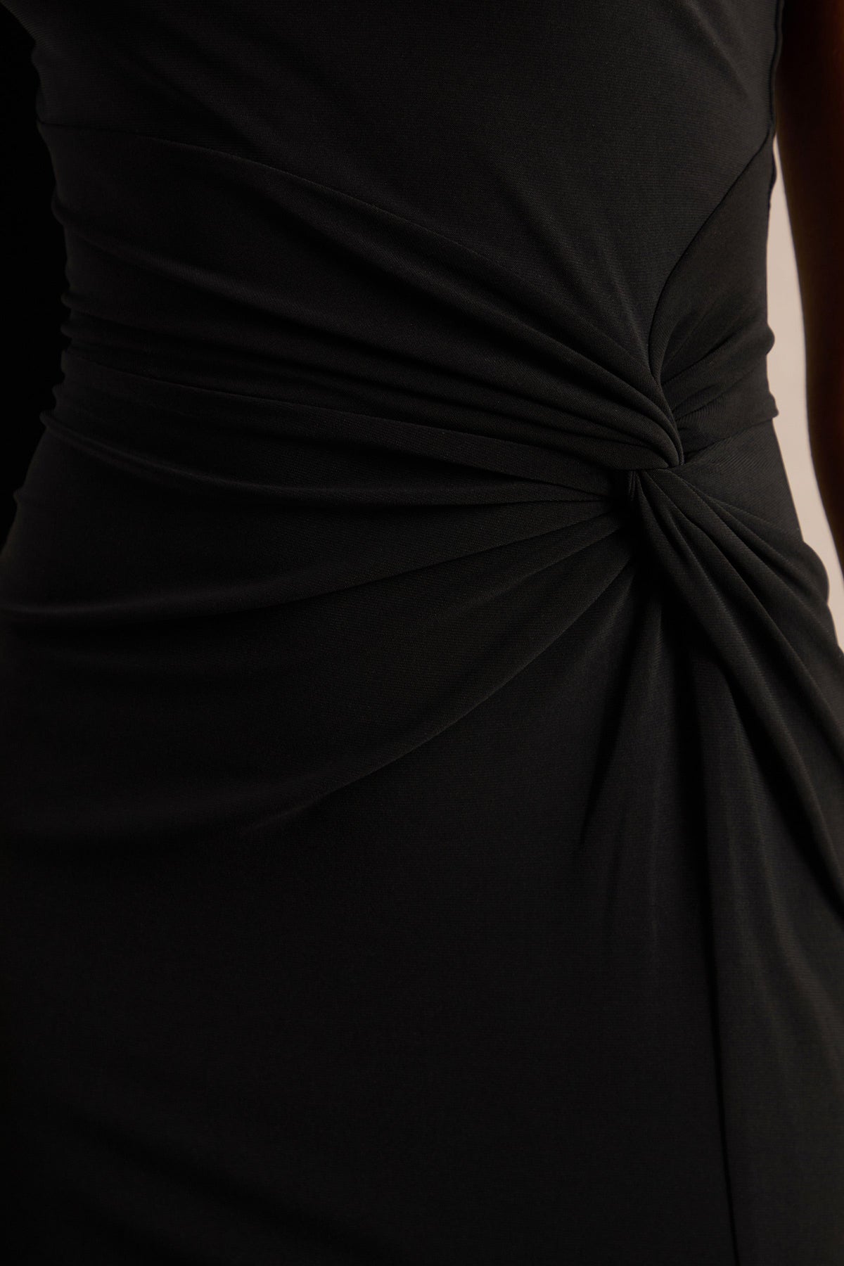 Romi | Black One Shoulder Twist Design Maxi Dress